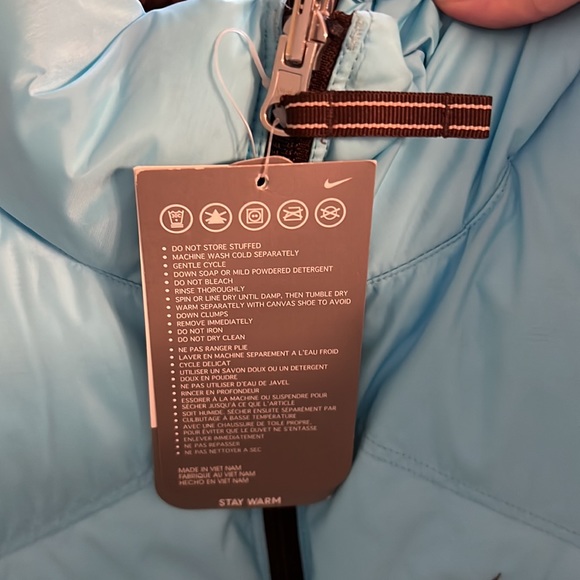 BRAND NEW NEVER WORN NIKE PUFFER VEST REVERSIBLE**** - Picture 3 of 5